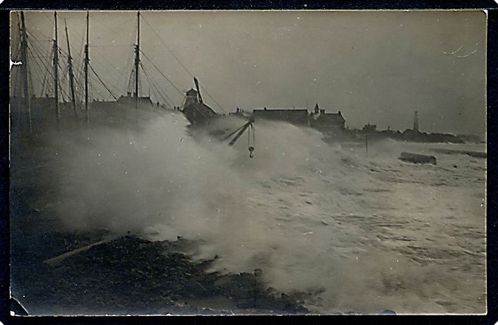 Allinge havn i storm. Fotokort anvendt fra Allinge d. 13.1.1914.