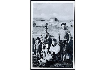 Grønlandsk fanger med sin familie. Fotograf A. Bertelsen. Stenders u/no. 