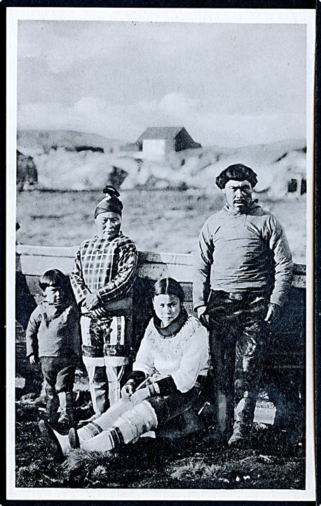 Grønlandsk fanger med sin familie. Fotograf A. Bertelsen. Stenders u/no. 