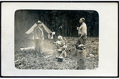 Spejderledere og ulveunge på lejr i skov. Fotokort u/no.