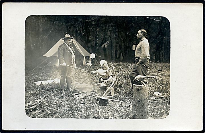 Spejderledere og ulveunge på lejr i skov. Fotokort u/no.