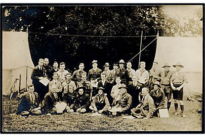 Forsamling af internationale spejdere på lejr. Fotokort fra 1920'erne.