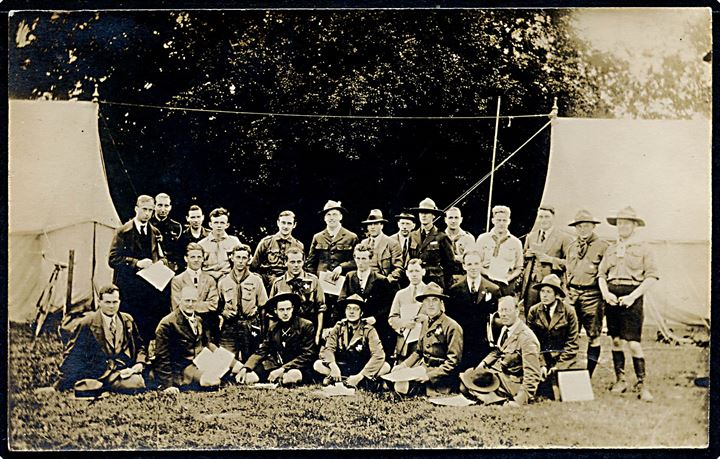 Forsamling af internationale spejdere på lejr. Fotokort fra 1920'erne.