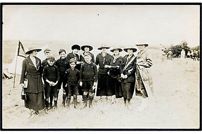 Kvindelige spejderledere og ulveunder på lejr. Fotokort fra 1920'erne.