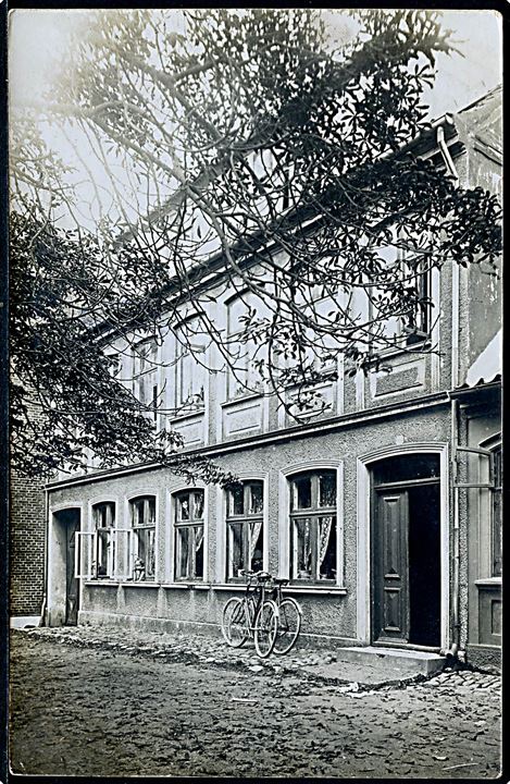 Nakskov, facade af ejendom. Fotokort anvendt i Nakskov 1910. U/no.