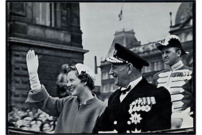 Kong Fr. IX med prinsesse Margrethe som hilsen, på vej hjem fra møde i Statsrådet. Fotokort Grønlund no. 163. 