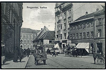 Aarhus. Borgporten med butikker, hestevogne oma. Wm Rohweder Guldsmedgade 3. 