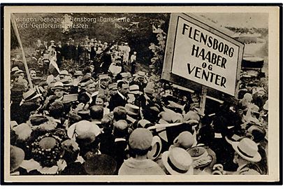 Genforening. Kongen besøger Flensborg Danskerne ved Genforeningsfesten. Skilt: Flensborg haaber og venter. J. Boisen / Stenders no. 3.