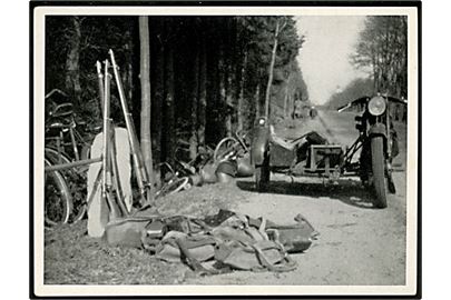 Kampene d. 9.4.1940. Aabenraa, Motorcykel og andet Dansk materiel på landevejen. Fotograf Th. Christesen.