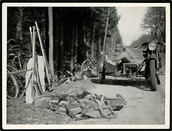 Kampene d. 9.4.1940. Aabenraa, Motorcykel og andet Dansk materiel på landevejen. Fotograf Th. Christesen.