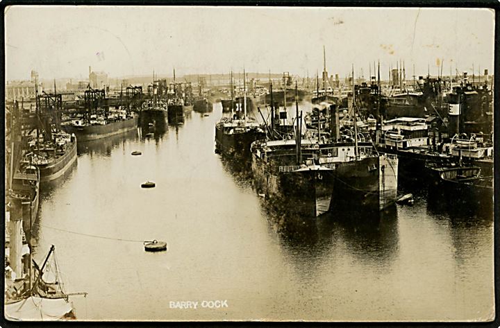 Wales, Barry Docks med dampskibe. Fotokort u/no.