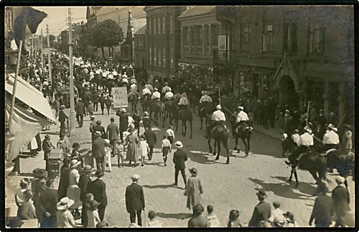 Ringrider optog i sønderjysk by. Fotokort u/no.