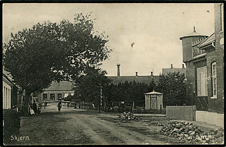 Skjern, Stauningvej med jernbaneoverskæring og vandtårn. A. Vincent u/no.