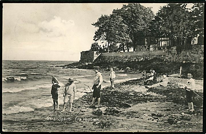 Vedbæk, strandparti med legene børn. Stenders no. 17643.