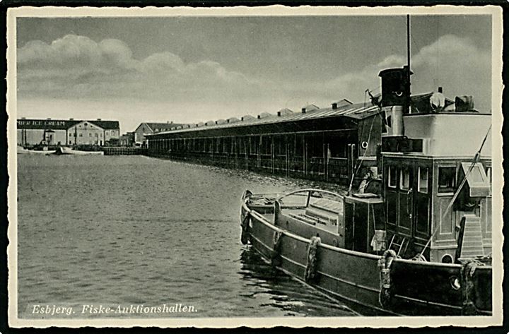 Esbjerg, Fiske-Auktionshallen og i forgrunden Svitzer slæbebåd. R. Olsen no. 8616.