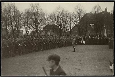 Genforening 1920. Soldater fra Sønderjysk Kommando opstillet til parade. Fotokort u/no.