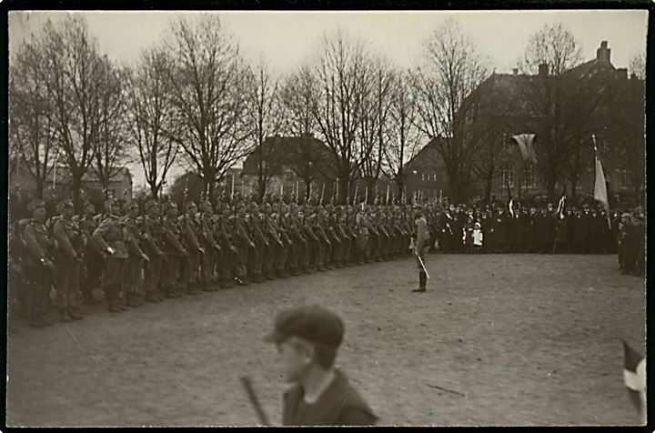 Genforening 1920. Soldater fra Sønderjysk Kommando opstillet til parade. Fotokort u/no.