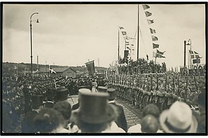 Genforening 1920. Sønderjysk Kommando's ankomst til Haderslev d. 5.5.1920. 2. Kompani opstillet overfor franske Alpejægere med skibene Stærkodder og Marie i baggrunden. Fotokort u/no.