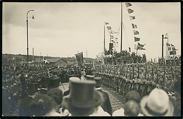 Genforening 1920. Sønderjysk Kommando's ankomst til Haderslev d. 5.5.1920. 2. Kompani opstillet overfor franske Alpejægere med skibene Stærkodder og Marie i baggrunden. Fotokort u/no.