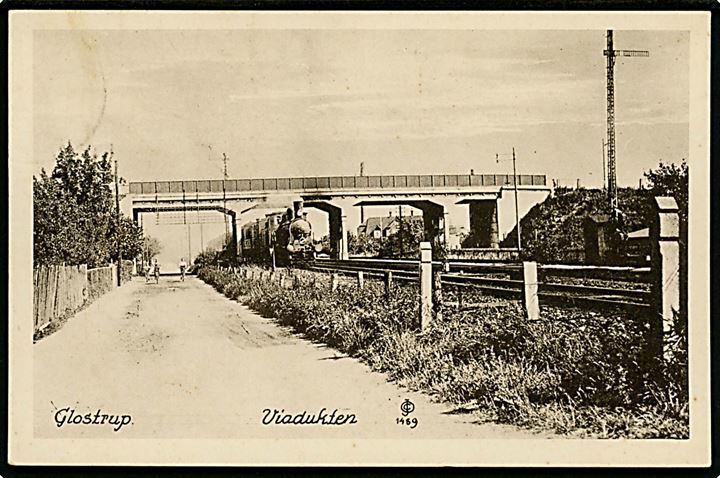 Glostrup. Viadukten med lokomotiv. I. Chr. Olsen no. 1489.