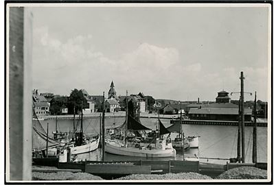  Faaborg, havnen med fiskefartøjer. Fotografi ca. 12x17 cm. Forlæg til fremstilling af postkort fra Robert Olsens Kunstforlag. 