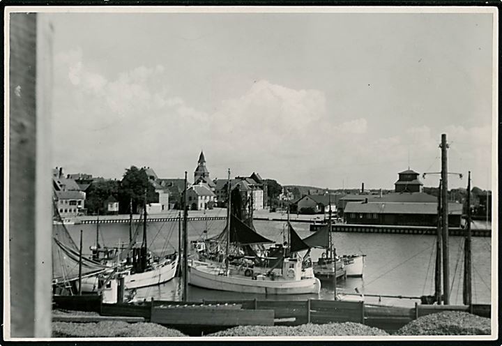  Faaborg, havnen med fiskefartøjer. Fotografi ca. 12x17 cm. Forlæg til fremstilling af postkort fra Robert Olsens Kunstforlag. 