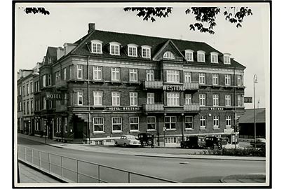  Randers, Hotel Westend. Fotografi ca. 12x17 cm. Forlæg til fremstilling af postkort fra Robert Olsens Kunstforlag. 