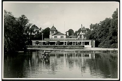 Slagelse, Pavillonen i Anlægget. Fotografi ca. 12x17 cm. Forlæg til fremstilling af postkort fra Robert Olsens Kunstforlag. På bagsiden anvisning til farvelægning.