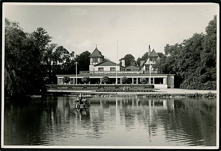 Slagelse, Pavillonen i Anlægget. Fotografi ca. 12x17 cm. Forlæg til fremstilling af postkort fra Robert Olsens Kunstforlag. På bagsiden anvisning til farvelægning.