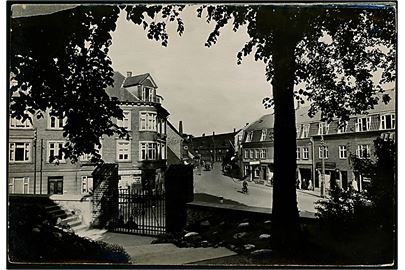 Slagelse, gadeparti. Fotografi ca. 12x17 cm. Forlæg til fremstilling af postkort fra Robert Olsens Kunstforlag. 