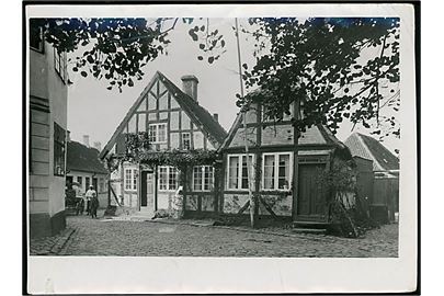 Faaborg, Holkegade 5. Fotografi ca. 12x17 cm. Forlæg til fremstilling af postkort fra Robert Olsens Kunstforlag. 