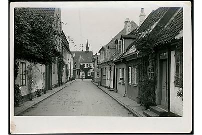 Faaborg, Kapellanstræde. Fotografi ca. 12x17 cm. Forlæg til fremstilling af postkort fra Robert Olsens Kunstforlag. 