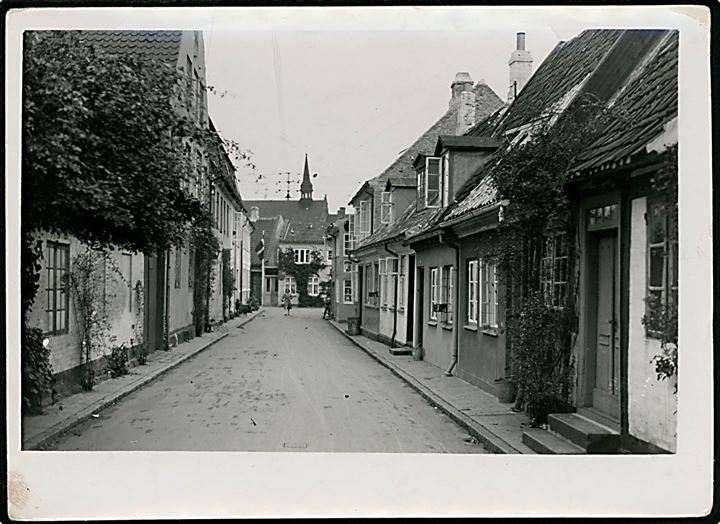 Faaborg, Kapellanstræde. Fotografi ca. 12x17 cm. Forlæg til fremstilling af postkort fra Robert Olsens Kunstforlag. 