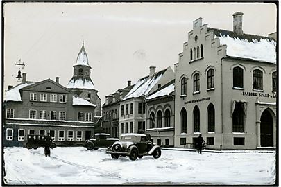 Faaborg, Torvet med automobiler med påmalet sne. Fotografi ca. 12x17 cm. Forlæg til fremstilling af postkort fra Robert Olsens Kunstforlag. 