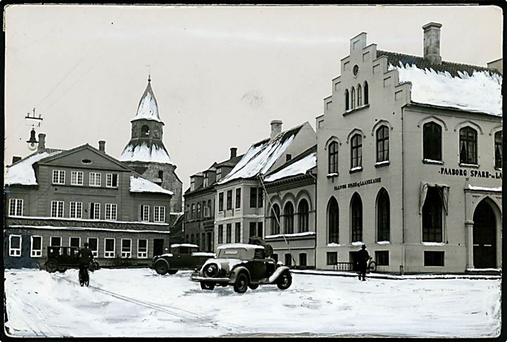 Faaborg, Torvet med automobiler med påmalet sne. Fotografi ca. 12x17 cm. Forlæg til fremstilling af postkort fra Robert Olsens Kunstforlag. 