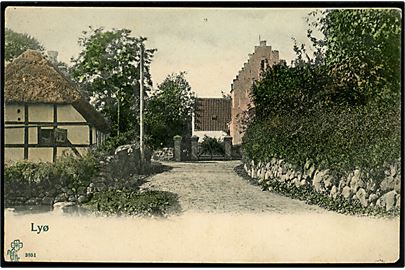 Lyø. Gadeparti med kirken. P. Alstrup no. 3851. Nålehul.