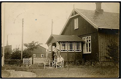 Landejendom med familie. Fotokort sendt fra Nørre Snede 1910