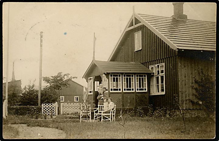 Landejendom med familie. Fotokort sendt fra Nørre Snede 1910