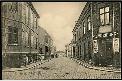 Hobro, Morellgade med W. Wiedling's materialhandel. C. Qvist & Co. u/no.