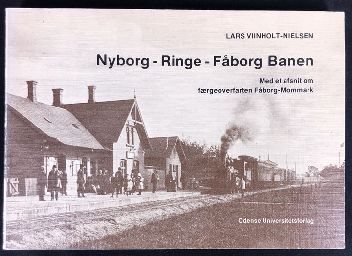 Nyborg - Ringe - Fåborg Banen - Med et afsnit om færgeoverfarten Fåborg-Mommark af Lars Viinholt-Nielsen. Enestående 231 sider illustreret jernbanehistorie. Meget flot eksemplar.