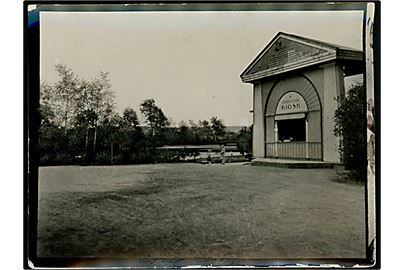 Slagelse, Chokolade Kiosk i anlægget. Fotografi ca. 9x12 cm. Forlæg til fremstilling af postkort fra Robert Olsens Kunstforlag. 