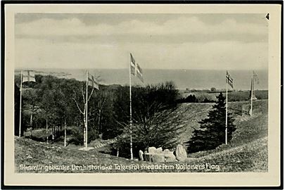 Skamlingsbanke. Den historiske Talerstol med de fem Nationers Flag. Stenders no. 63832.