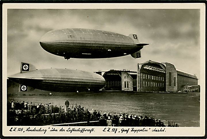 Hindenburg LZ 129 og Graf Zeppelin LZ 127 ved luftskibs værftet. Fotokort Aubert Ulrich no. 31.