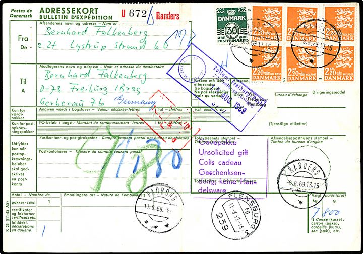 30 øre Bølgelinie og 2,20 kr. Rigsvåben (6) på internationalt adressekort for pakke fra Randers d. 9.8.1969 via Padborg og Flensburg til Freiburg, Tyskland. Violet flersproget toldstempel Gavepakke.