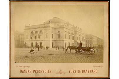 Købh., Det kongelige Teater og hestevogn. Stort fotografi på karton. Fotograf Johan Frederik Busch ca. 1875 fra serien: Danske Prospecter - Vues de Danemarc.