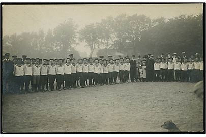 F.D.F. (Frivilligt Drenge Forbund) parade. Errtee u/no. Fotokort antageligt fra Aarhus 1908 jf. andet kort fra samme parade.