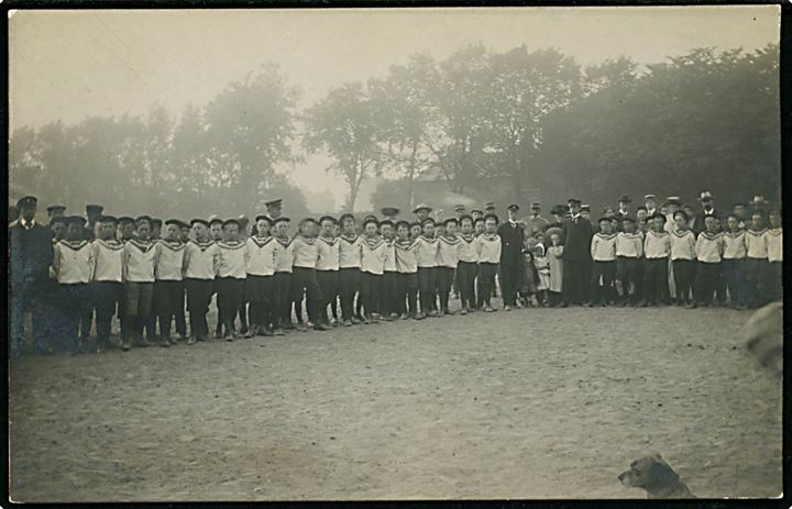 F.D.F. (Frivilligt Drenge Forbund) parade. Errtee u/no. Fotokort antageligt fra Aarhus 1908 jf. andet kort fra samme parade.