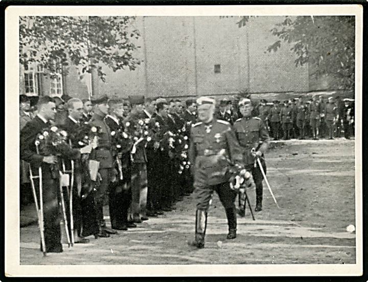 Efter kampene i Sønderjylland 1940. Fra paraden på Kongens Fødselsdag med 4. Batl.s tretten sårede. C. J. Christoffersen. Ikke postkort.