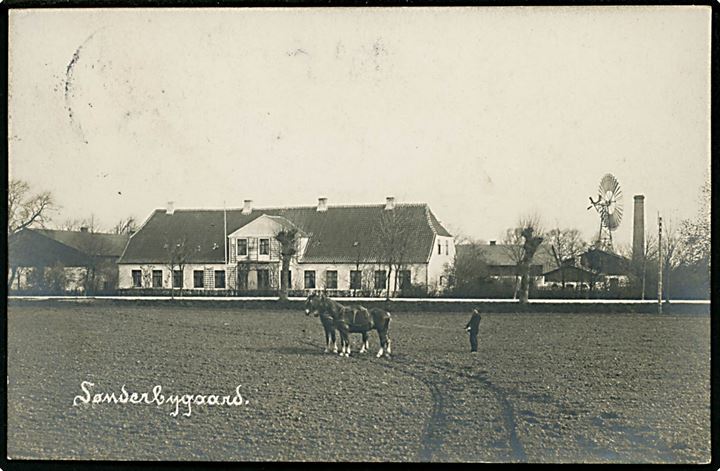 Fredericia, Vejlevej 130 med ejendommen Sønderbygaard. Fotokort u/no.