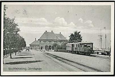 Stubbekøbing, jernbanestation og holdende tog. Stenders no. 66007.